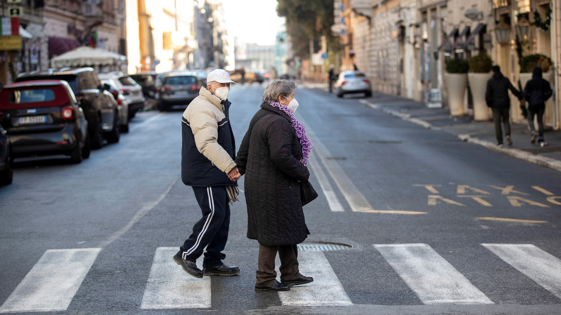 Italia pone en confinamiento cinco regiones por aumento de COVID-19
