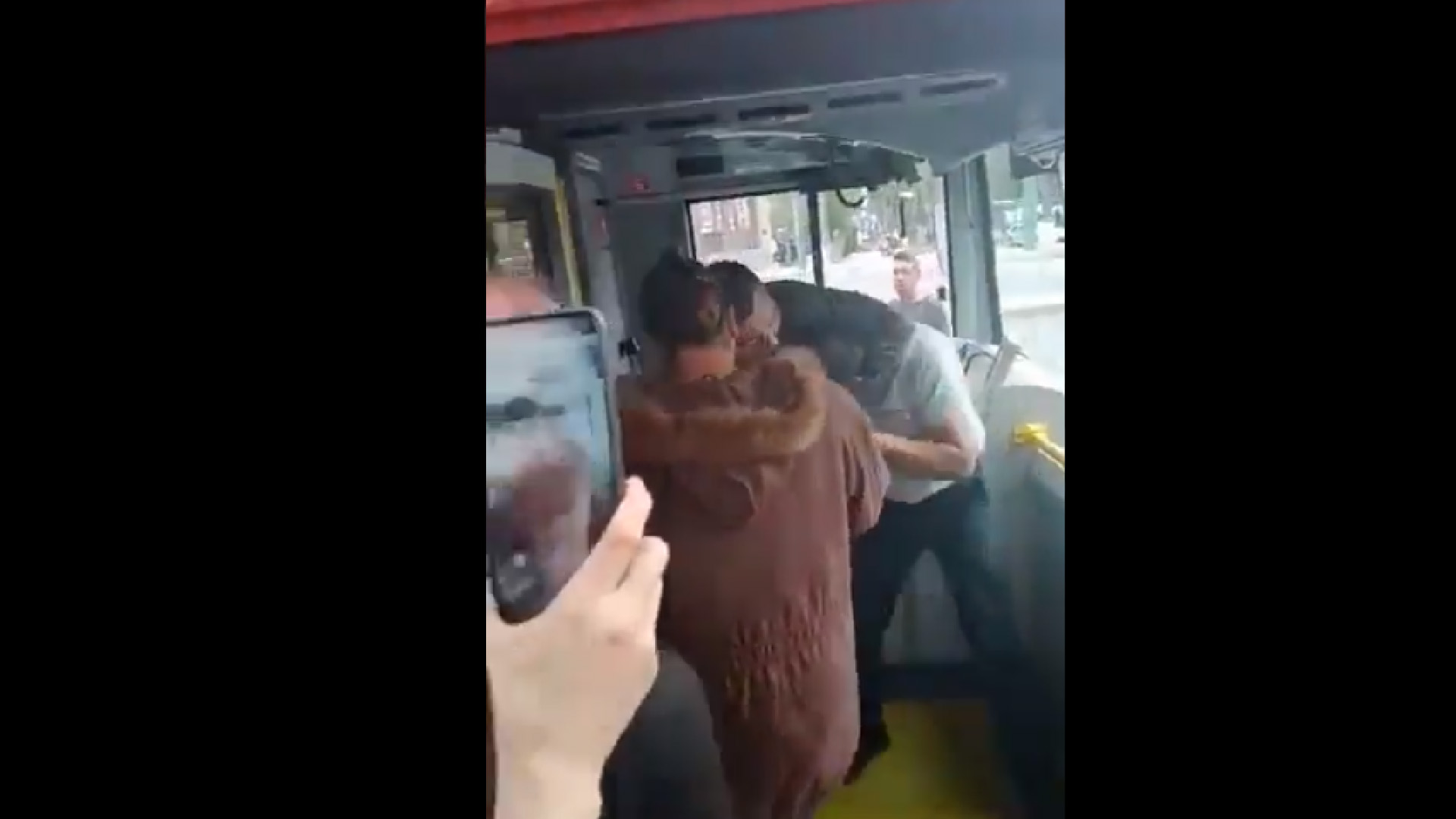 #Video Pasajeros enfrentan a chofer de Metrobús; lo acusan de dar mal servicio y estar drogado