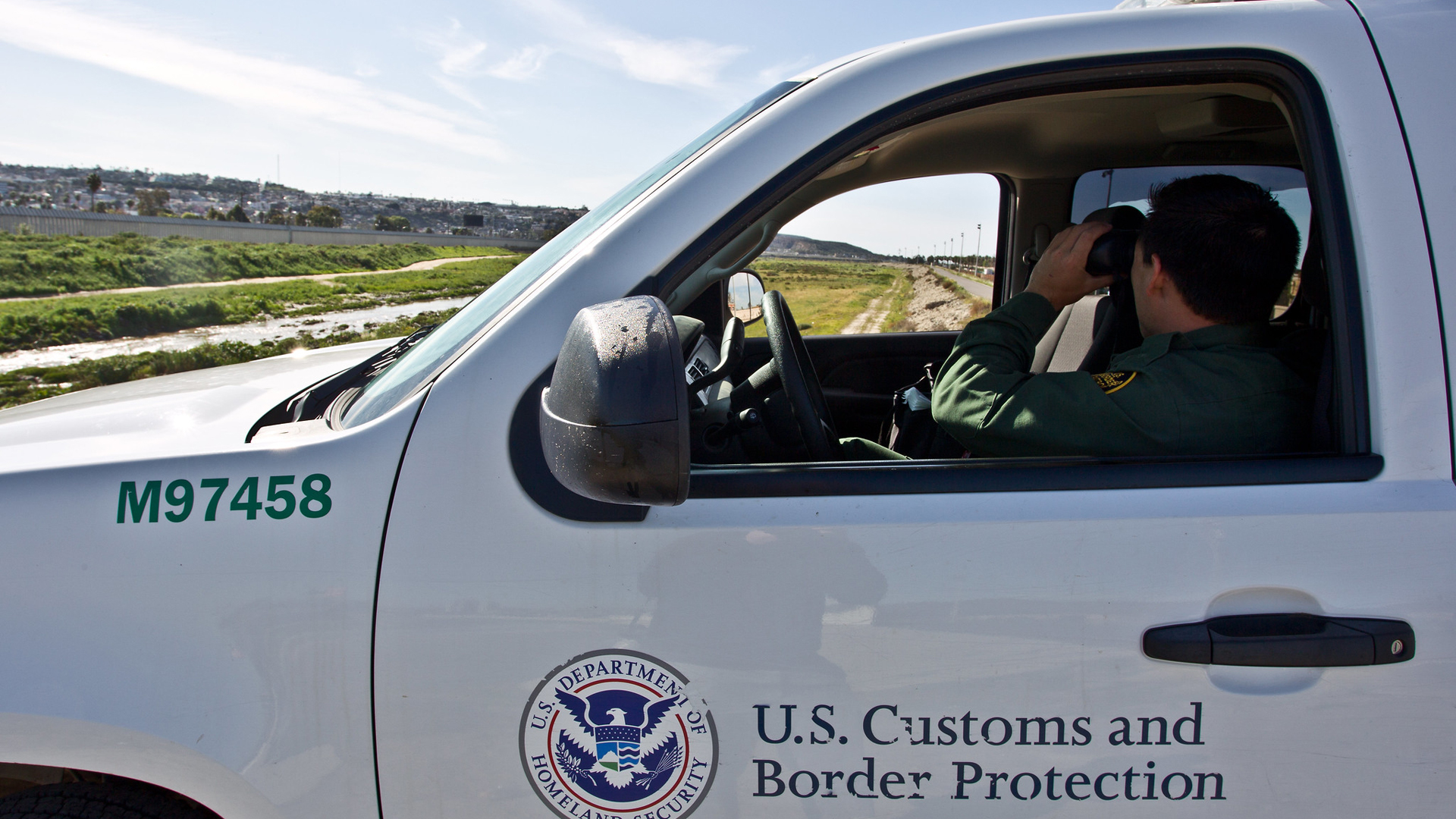 Detiene Patrulla Fronteriza en Texas a 150 indocumentados escondidos en camión