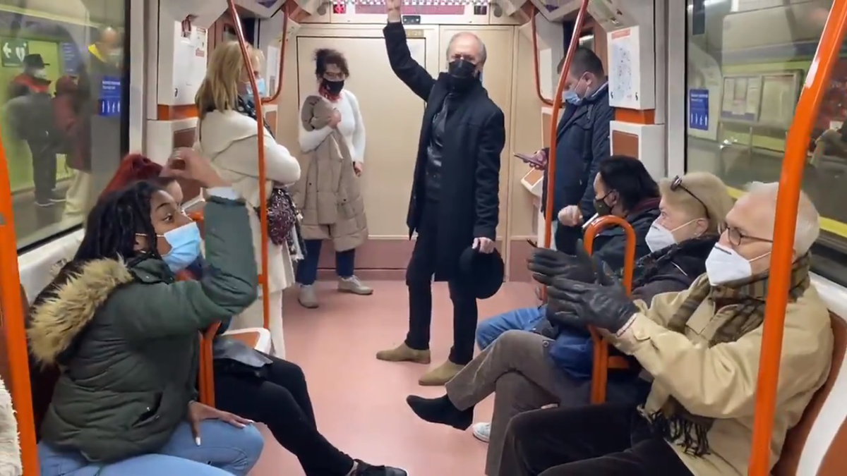 #Video Anciano y joven protagonizan pelea en Metro de Madrid por uso de cubrebocas