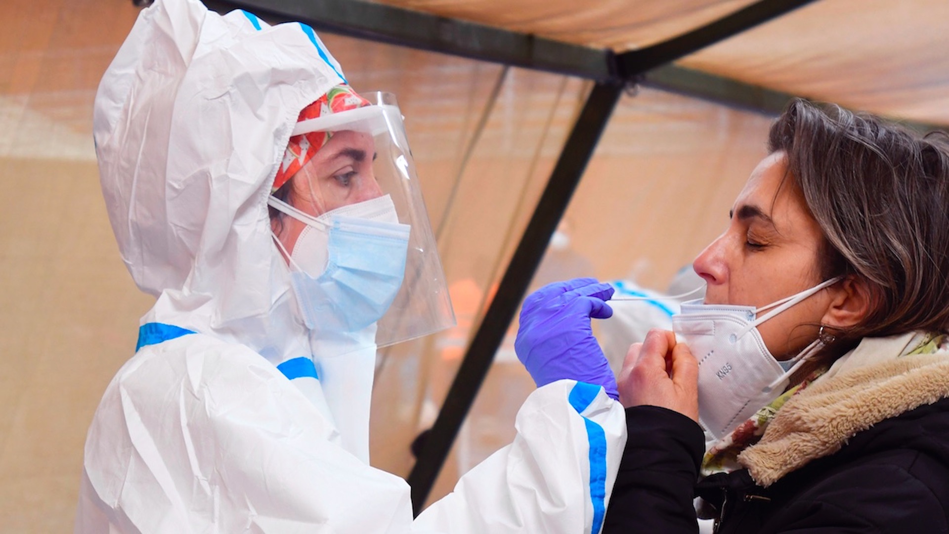 A un año del primer caso de COVID-19 en España, personal sanitario presenta cansancio físico y emocional