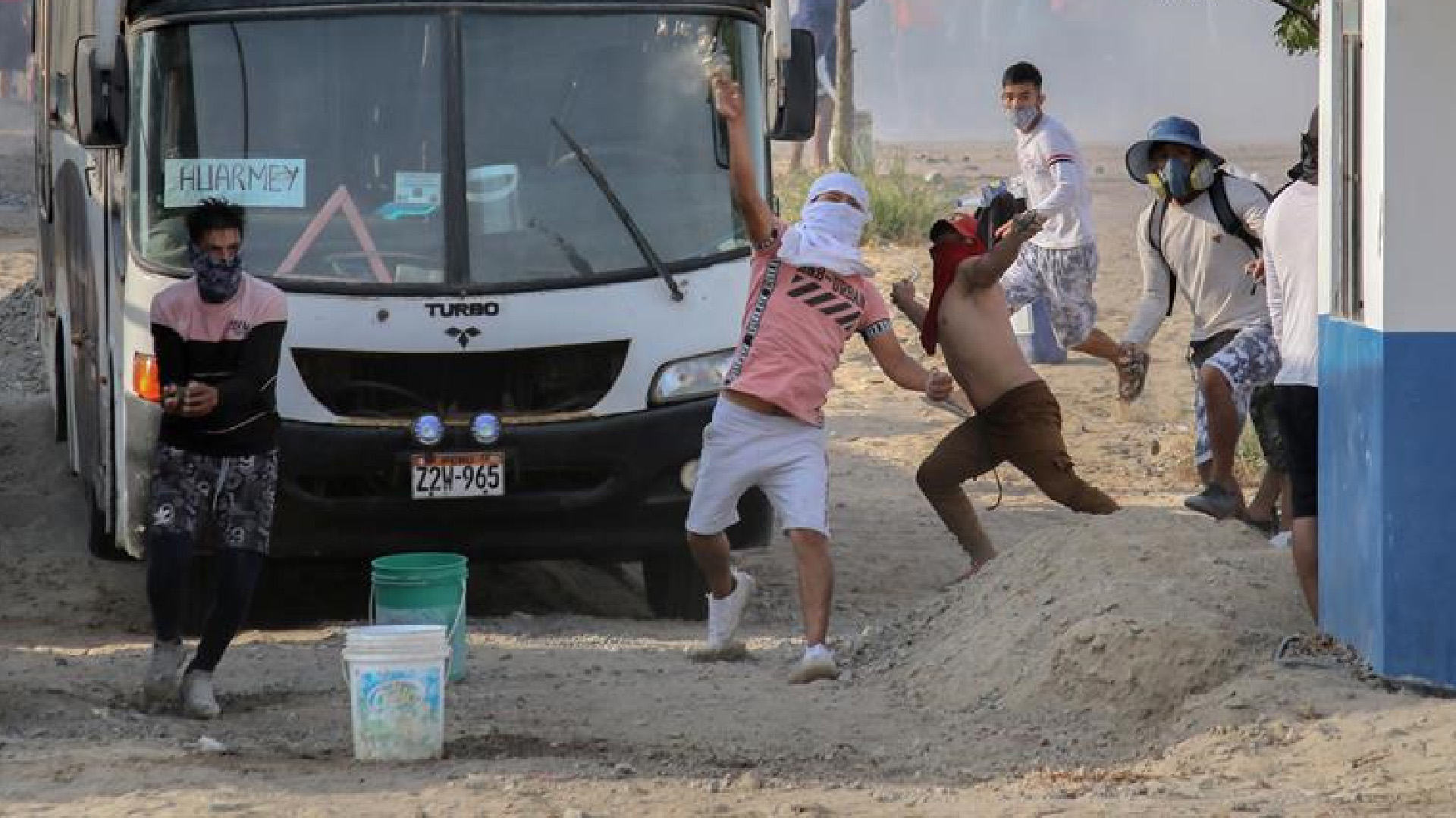 Personas que murieron en protestas de trabajadores agrícolas en Perú recibieron disparos de armas de fuego
