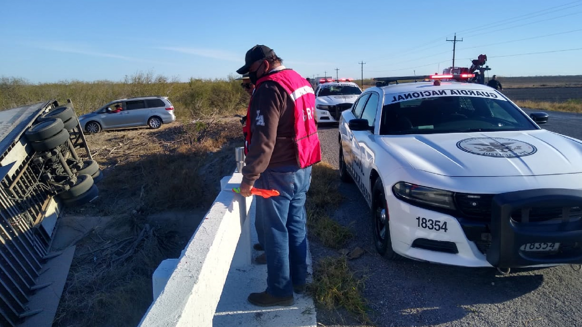 #FOTOS Pobladores de El Biyullo, Tamaulipas, evitan rapiña a tráiler cargado con piernas de cerdo - pobladores-de-el-biyullo-tamaulipas-evitan-rapina-a-trailer-cargado-con-piernas-de-cerdo-foto