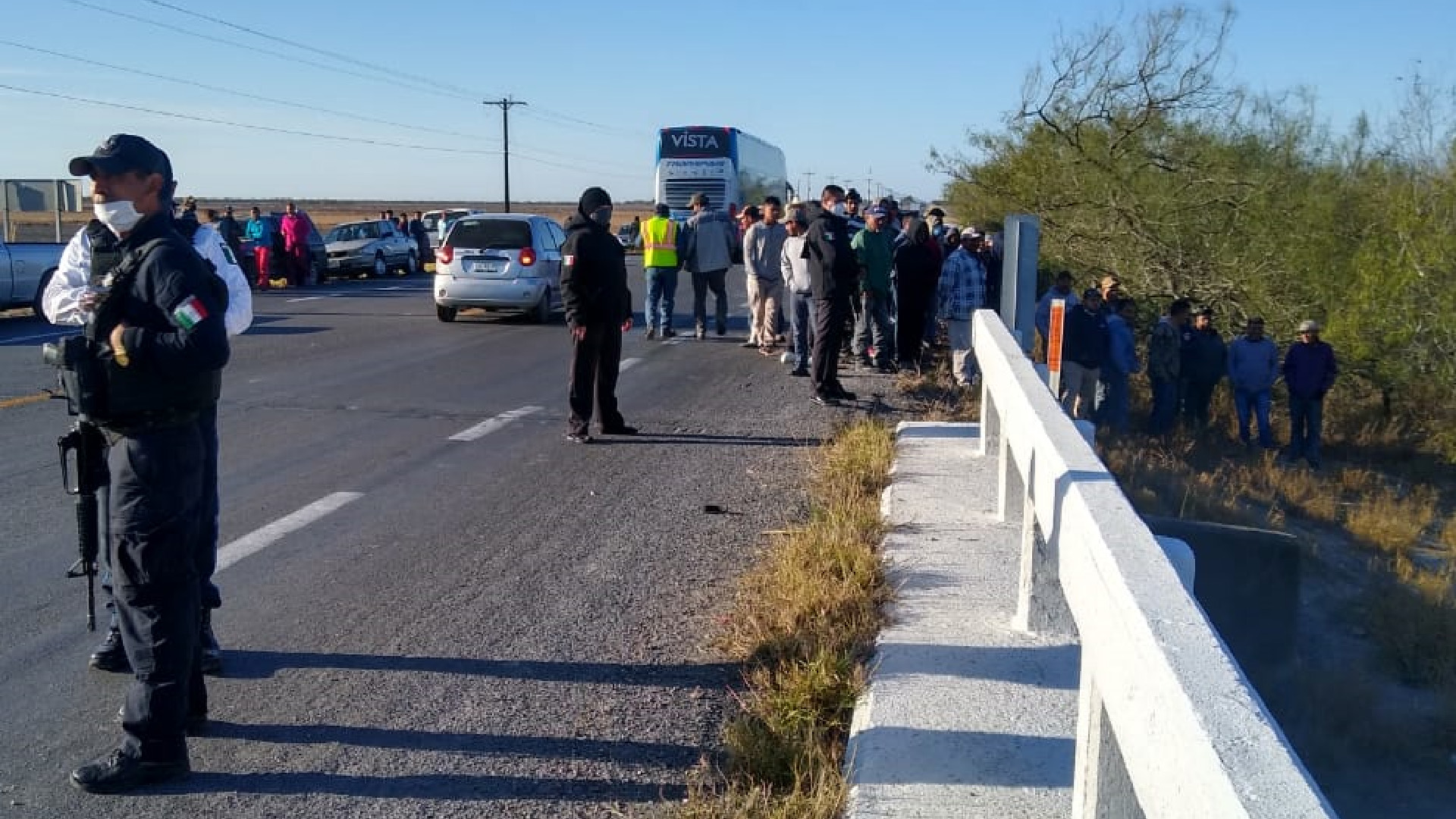 #FOTOS Pobladores de El Biyullo, Tamaulipas, evitan rapiña a tráiler cargado con piernas de cerdo - pobladores-de-el-biyullo-tamaulipas-evitan-rapina-a-trailer-cargado-con-piernas-de-cerdo