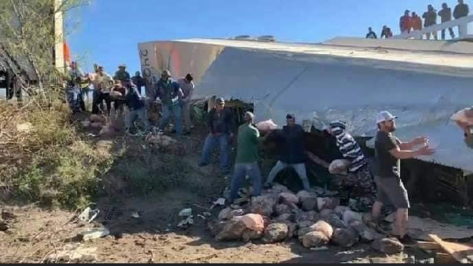 #FOTOS Pobladores de El Biyullo, Tamaulipas, evitan rapiña a tráiler cargado con piernas de cerdo