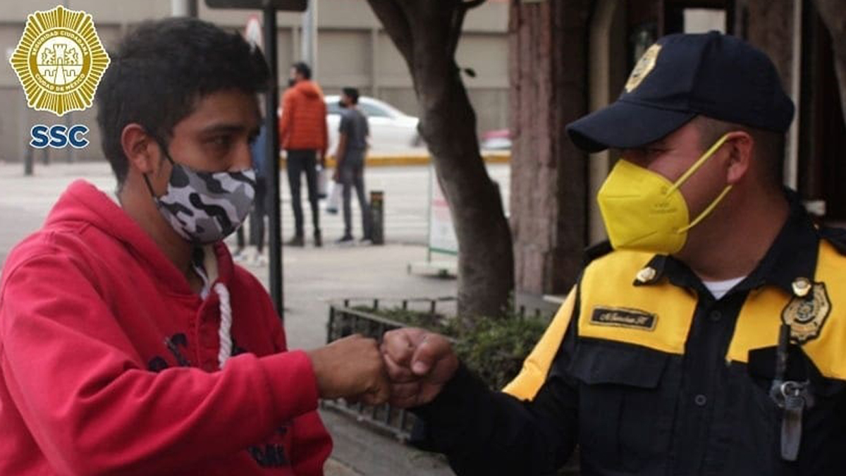 #Video Policía capitalino devuelve 30 mil pesos olvidados en un baño - policia-con-joven-que-perdio-30-mil-pesos