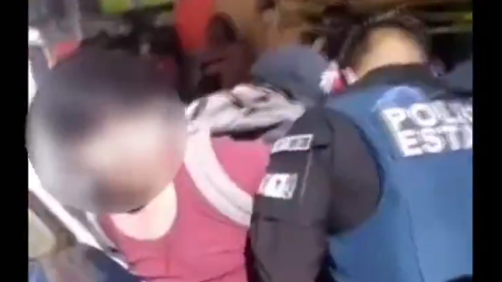 #Video Policías municipales detienen a hombre que se negó a usar cubrebocas en Atlixco; acusan violencia en la captura