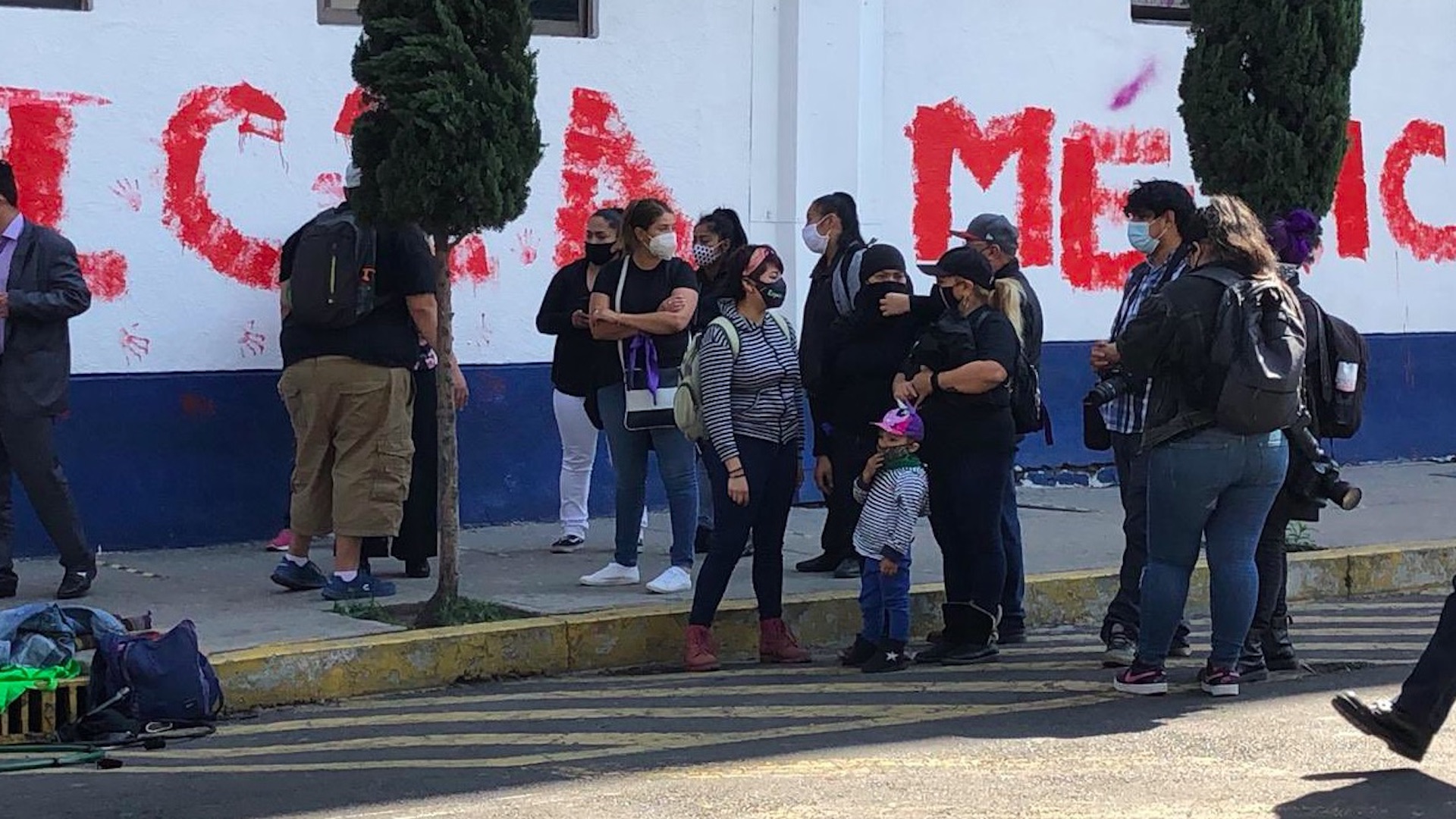 Feministas protestan frente a la FGJ para exigir justicia en casos de violación y desaparición - protesta-feminista