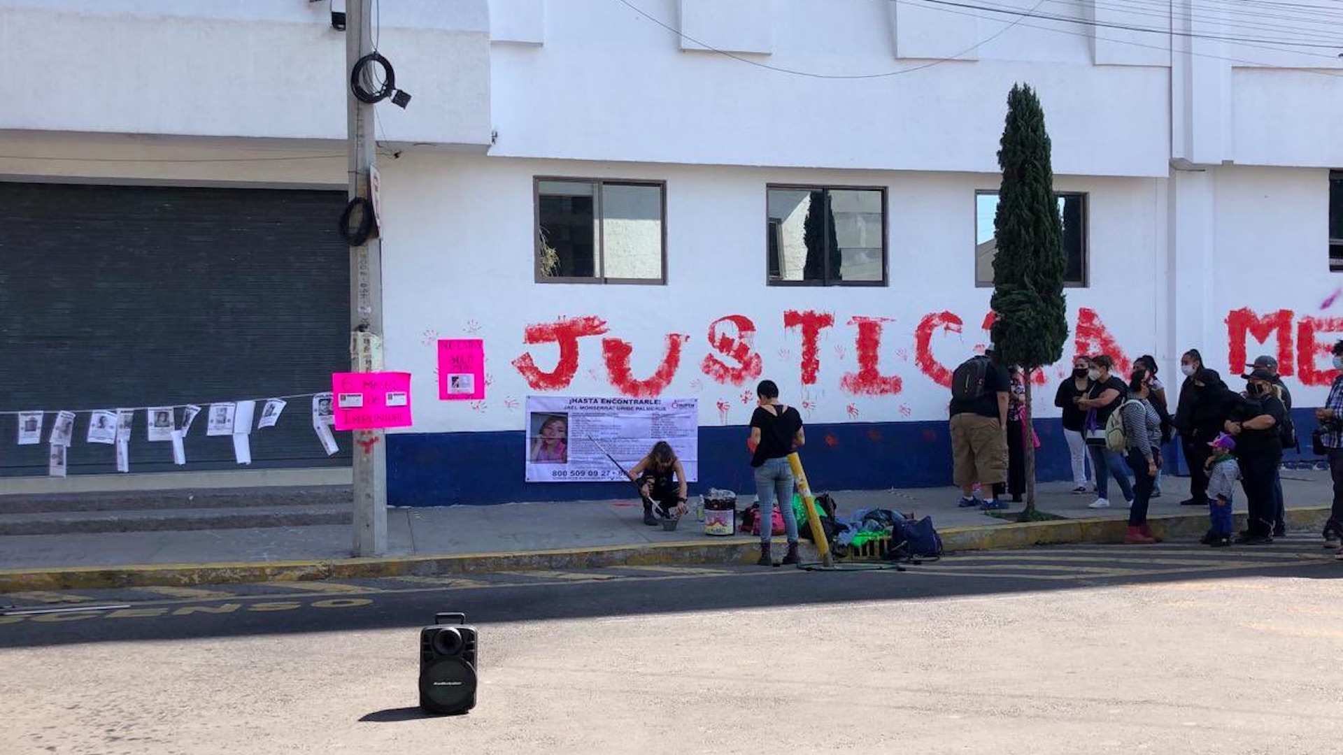 Feministas protestan frente a la FGJ para exigir justicia en casos de violación y desaparición