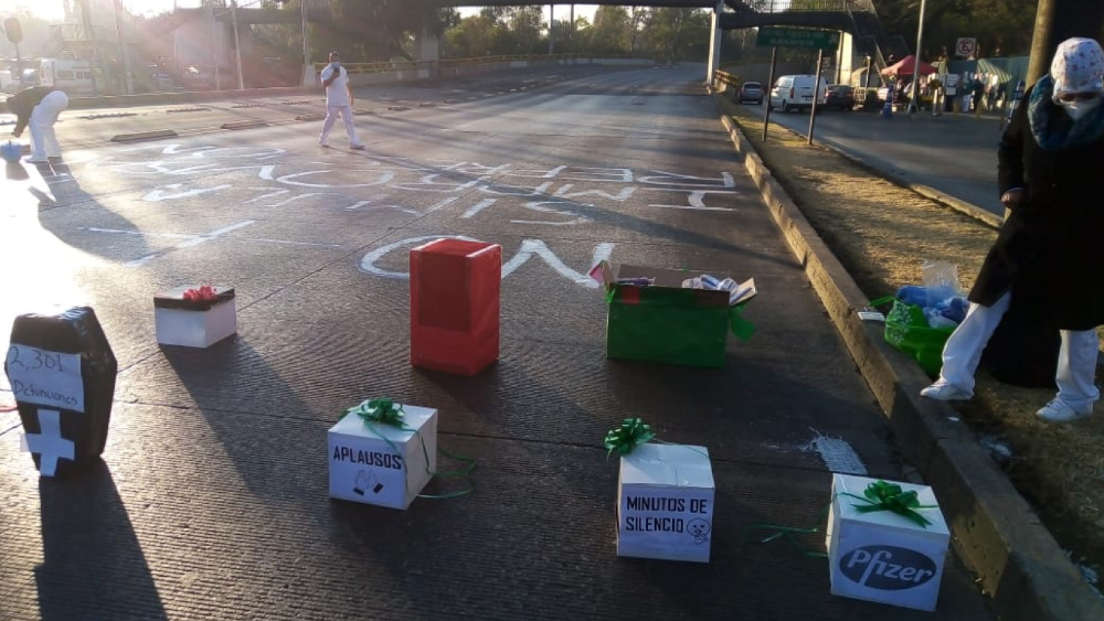 Protesta personal de Salud frente al Hospital La Raza; exigen insumos para atender COVID-19