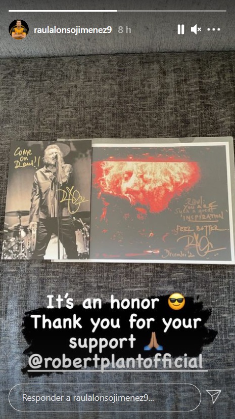 Robert Plant regala disco autografiado a Raúl Jiménez - raul-jimenez-robert-plant