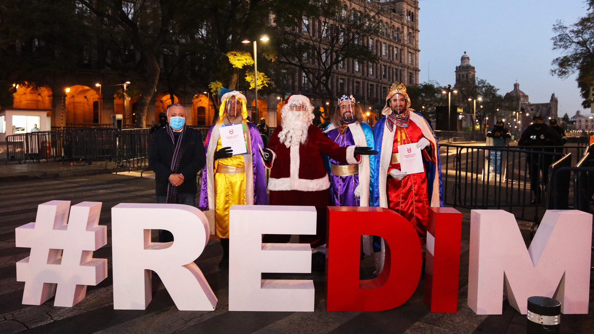 Acusa Redim al Gobierno Federal de 'abandonar' a 40 millones de niños durante pandemia - redim-acude-a-palacio-nacional-para-entregar-informe-sobre-abandono-de-la-ninez-durante-la-pandemia