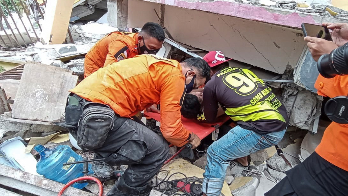 Sismo magnitud 6.2 en Indonesia deja 34 muertos y más de 600 heridos