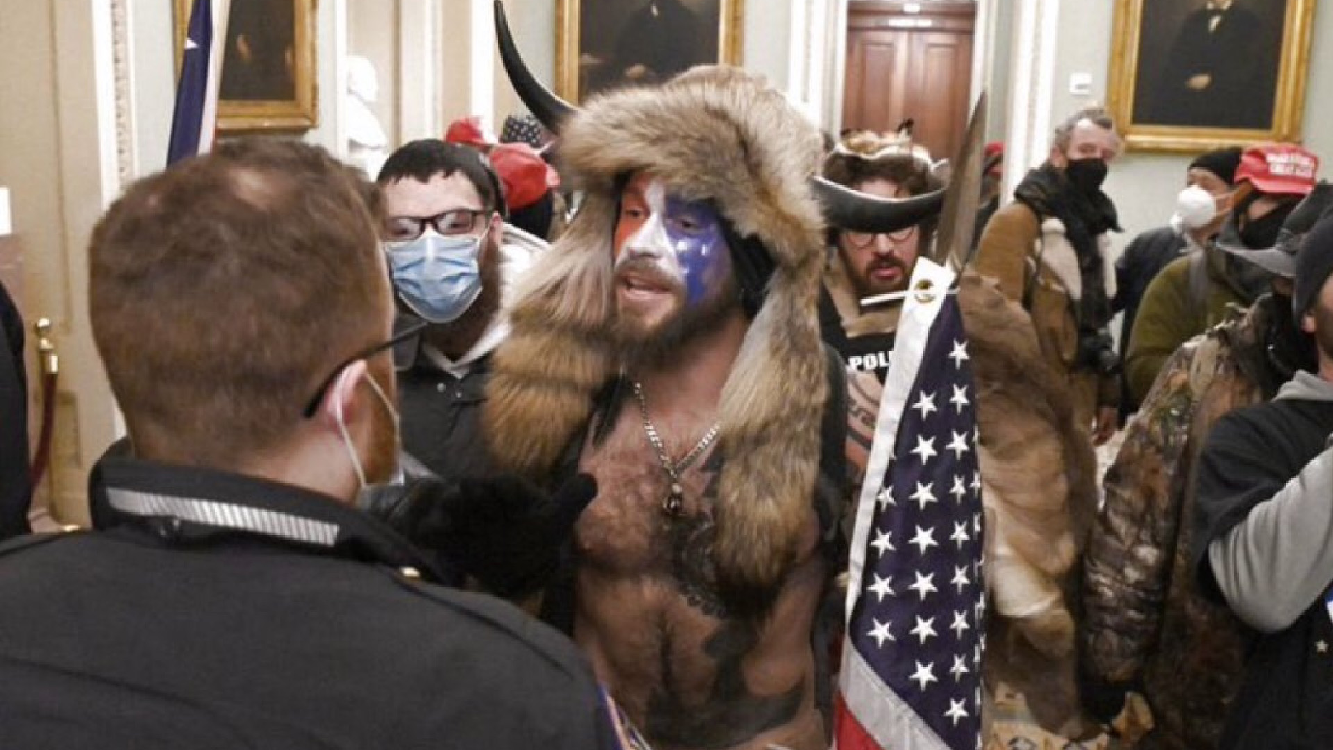 Jacob Chansley, el 'Yellowstone Wolf' que pagará por el asalto al Capitolio - retiran-seguidores-de-trump-y-restablecen-seguridad-en-capitolio