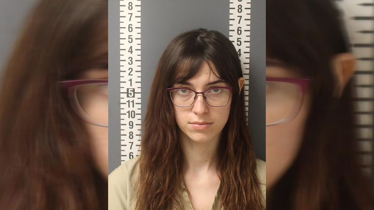 Detienen a mujer que robó computadora de Nancy Pelosi en asalto al Capitolio