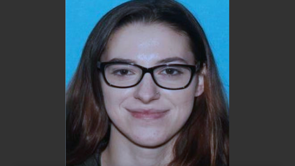 Investigan a mujer que robó computadora de Pelosi durante motín en Capitolio; pretendía venderla a Rusia