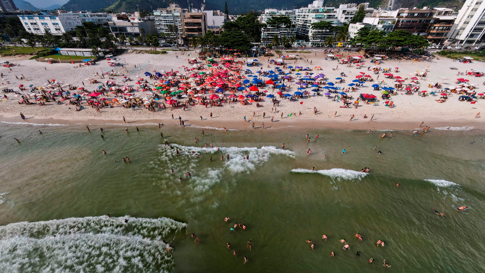 Carrera por la vacuna contra COVID-19 en Brasil se transforma en una antesala electoral