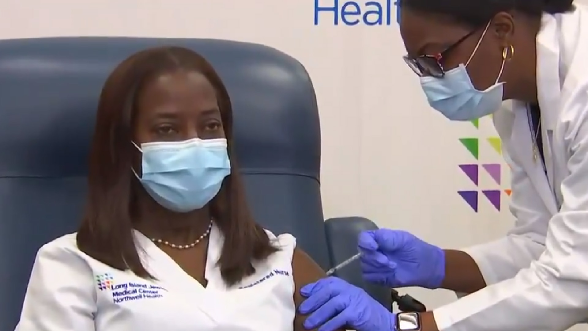 Recibe segunda dosis la primera persona en aplicarse vacuna contra COVID-19 en EE.UU.