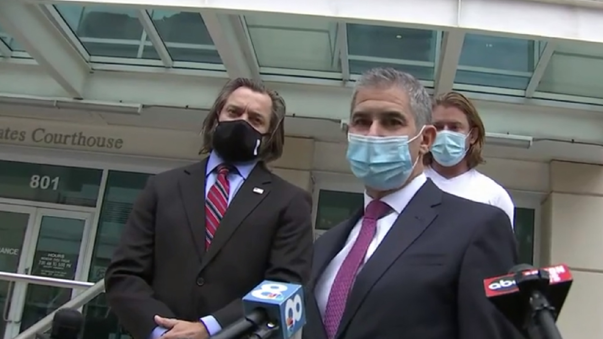 Simpatizante de Trump captado con atril de Nancy Pelosi durante asalto a Capitolio en libertad bajo fianza - simpatizante-de-trump-fotografiado-durante-asalto-al-capitolio-es-liberado-bajo-fianza