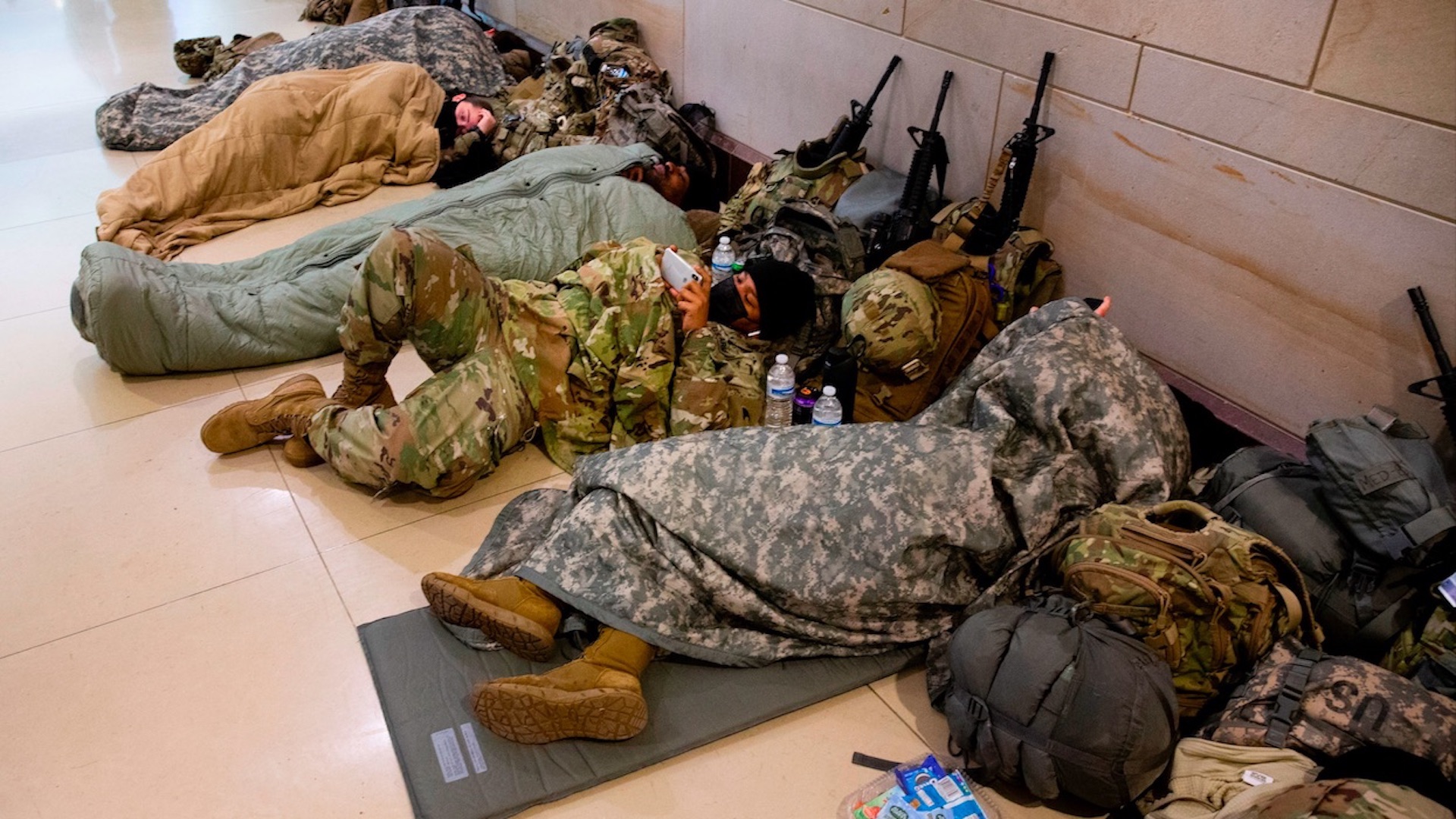 Soldados del Capitolio permanecen hacinados y con contagios de COVID-19