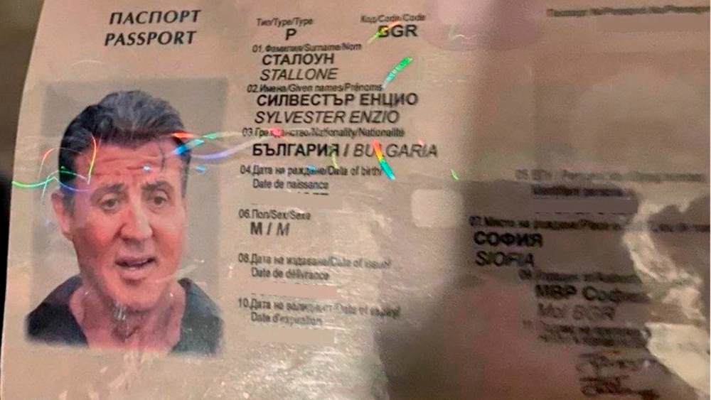 Detienen falsificadores que atraían con pasaporte de Sylvester Stallone