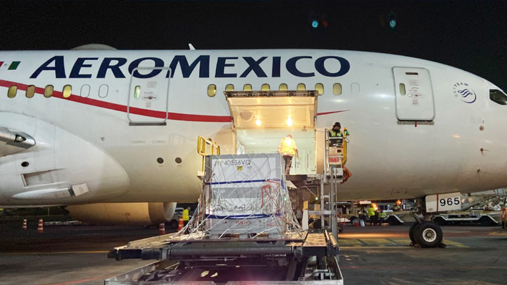 Llega a México sustancia activa de vacuna de AstraZeneca; será envasada en Edomex