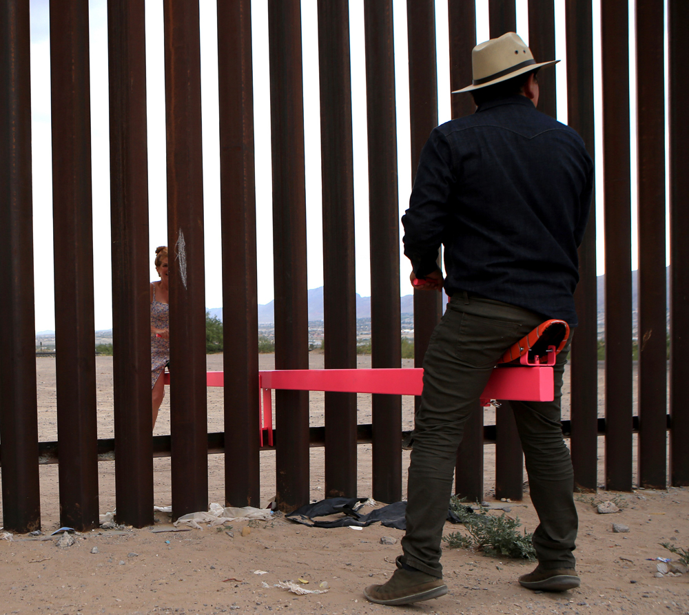 Subibaja en muro fronterizo entre México y EE.UU. gana mejor diseño del año - teeter-totter-wall