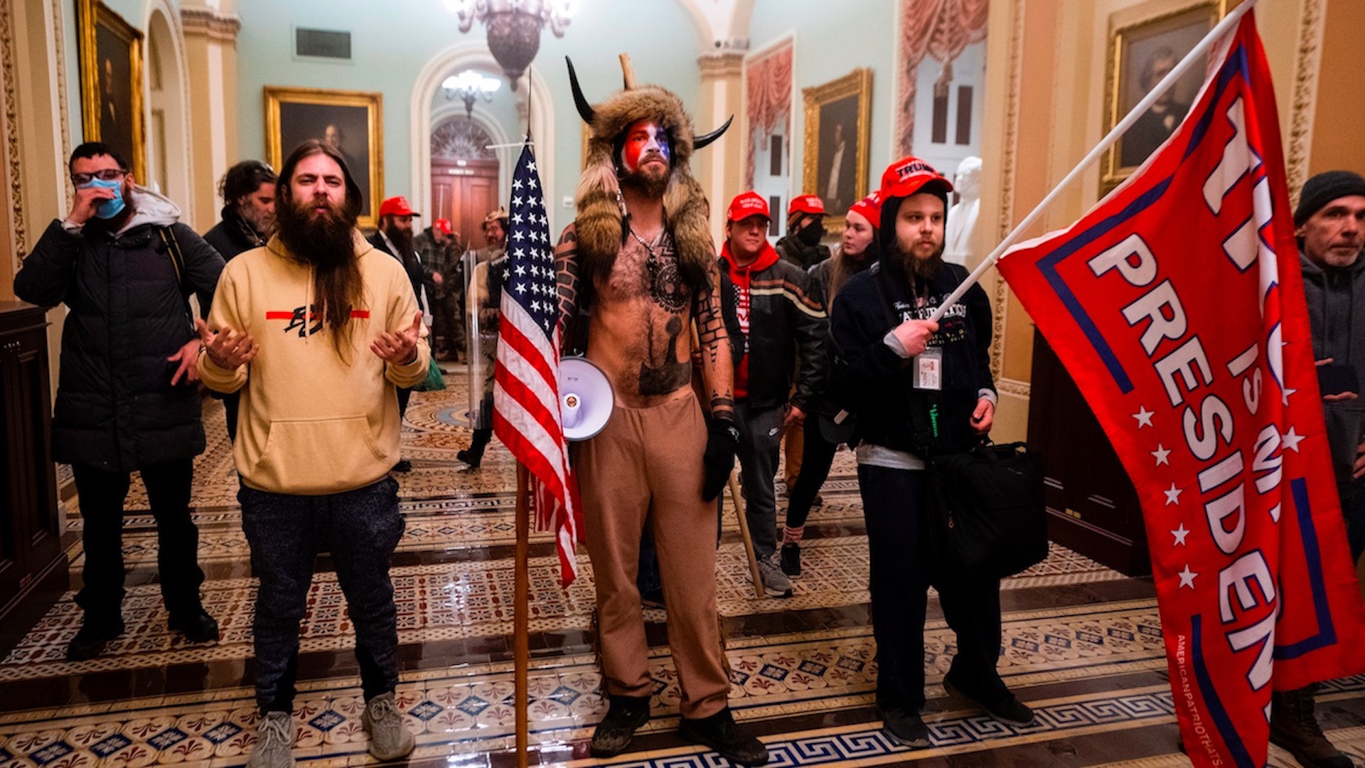 Seguidores de Trump se retiran del Capitolio de Estados Unidos; se retoma el control del recinto Seguidores de Trump se retiran del Capitolio de Estados Unidos; se retoma el control del recinto