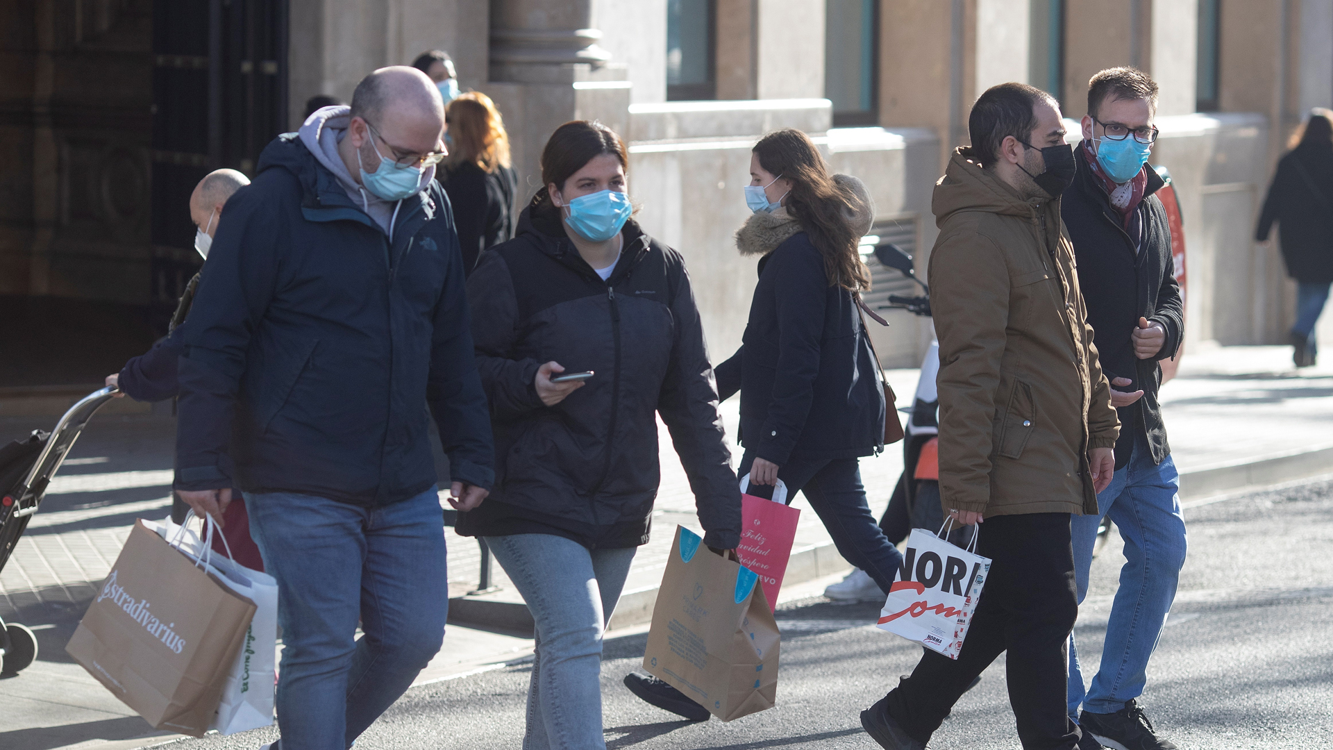 Casos globales de COVID-19 suben a 84 millones sin gran repunte postnavideño