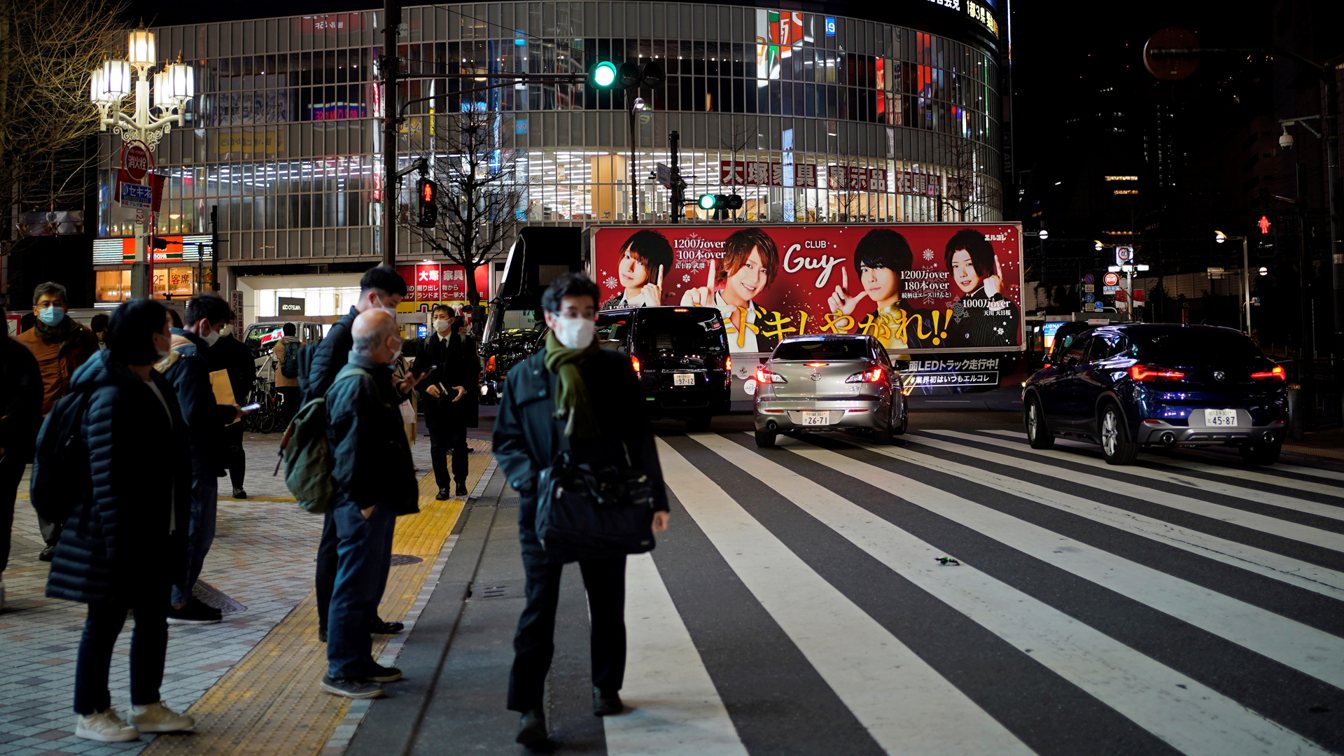 Aumenta a 80 por ciento deseo de japoneses de cancelar o aplazar Juegos Olímpicos - transeuntes-en-tokio-durante-pandemia-de-covid-19