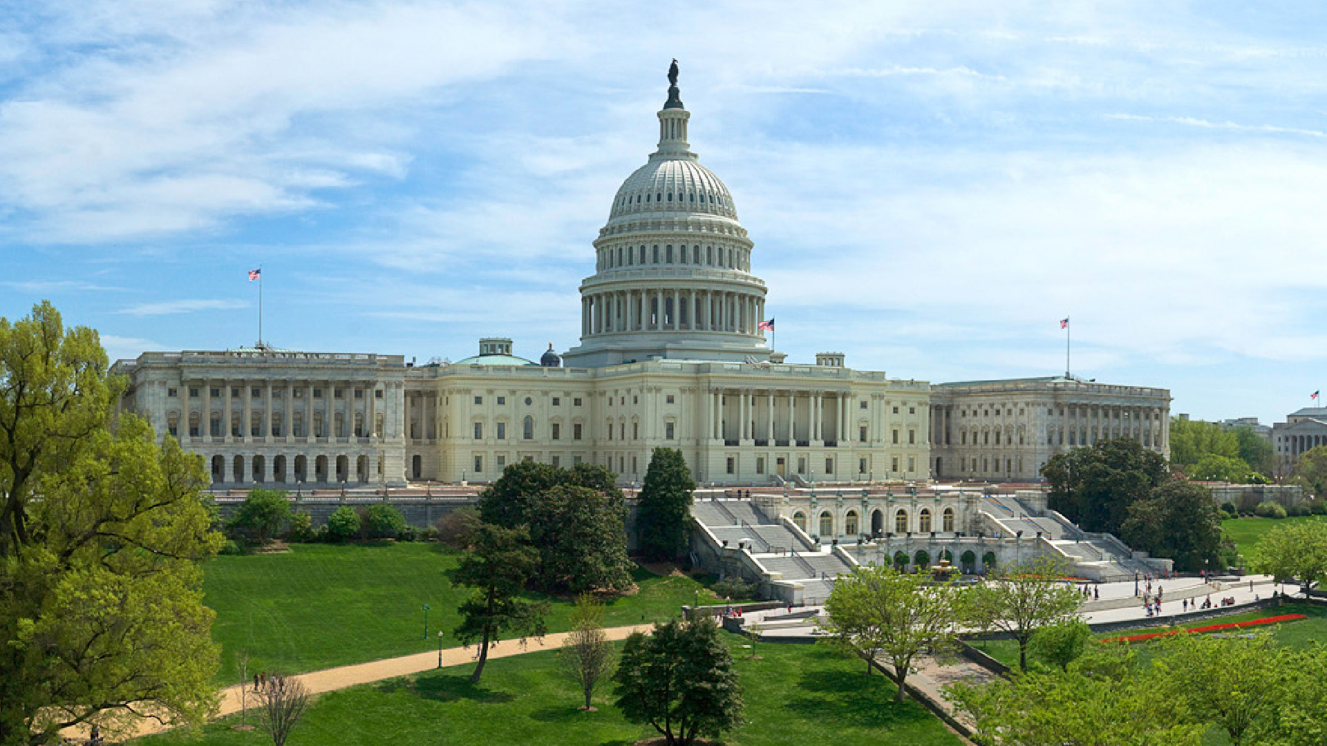 Días después, Trump ordena bajar a media asta banderas en homenaje a policía muerto en asalto al Capitolio