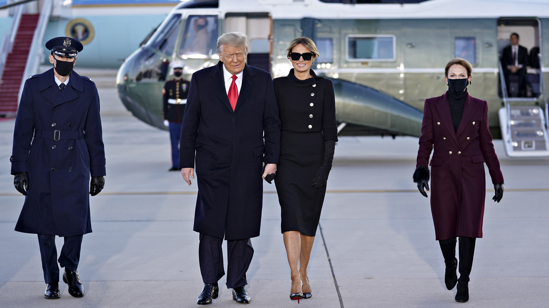 "Nos veremos pronto", últimas palabras de Trump como presidente de EE.UU. - trump-y-melania-a-su-llegada-a-la-base-militar-andrews