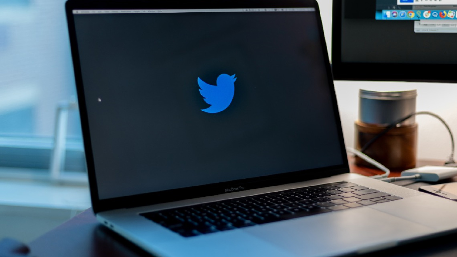 Twitter suspende más de 70 mil cuentas con contenido sobre QAnon