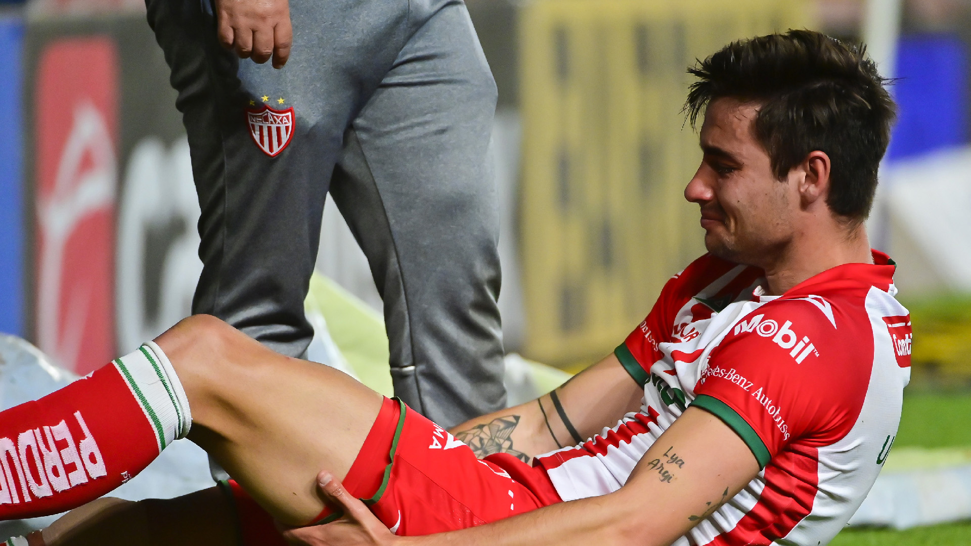 #Video Unai Bilbao se abre la rodilla tras barrerse sobre manta publicitaria