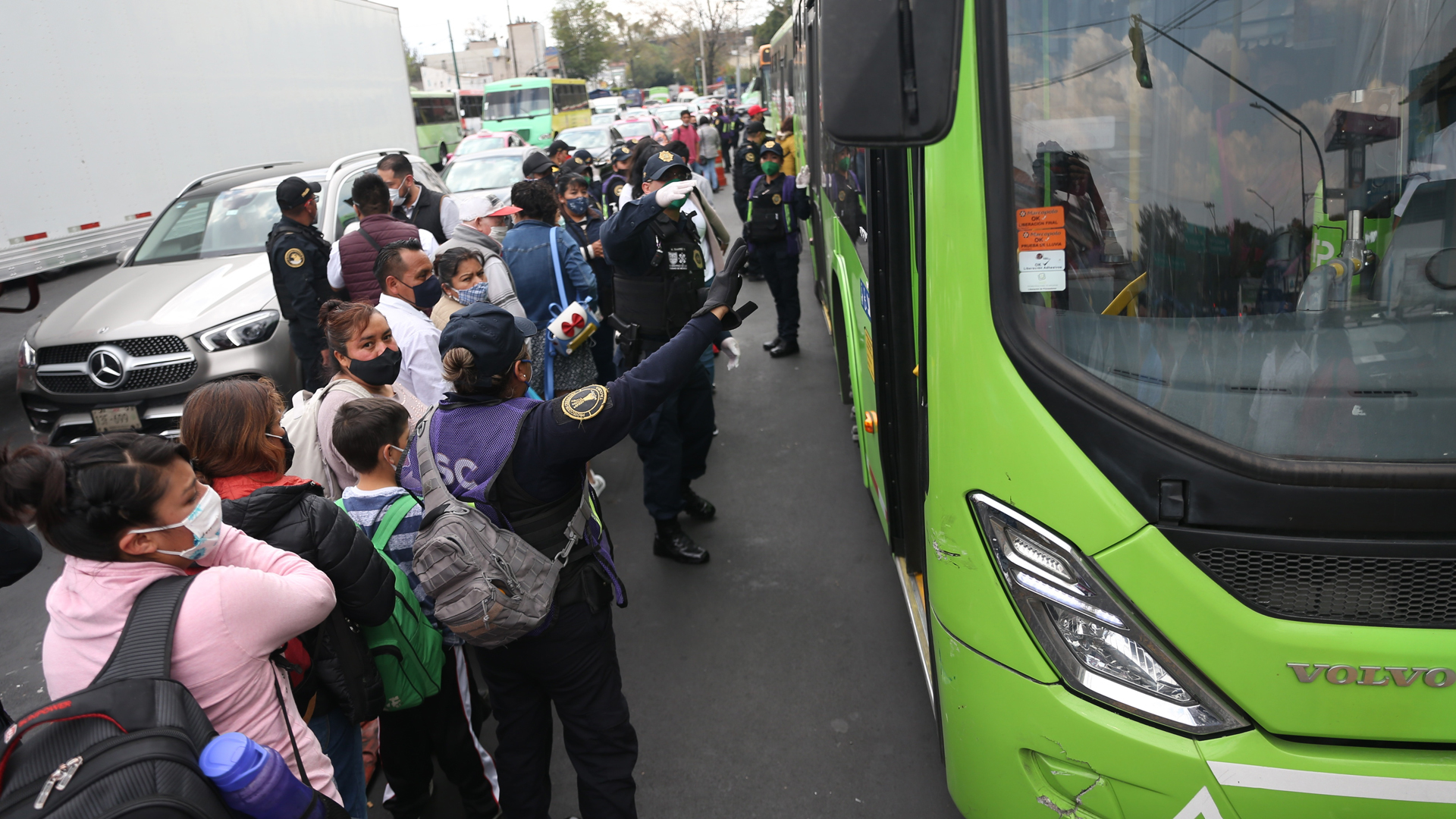 Largas filas y falta de señalizaciones para transporte alternativo al Metro