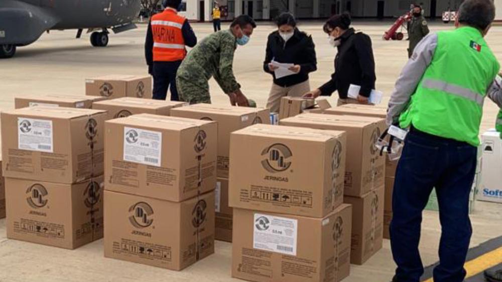 Celebra AMLO que ayer se vacunaron a casi 100 mil trabajadores de la salud