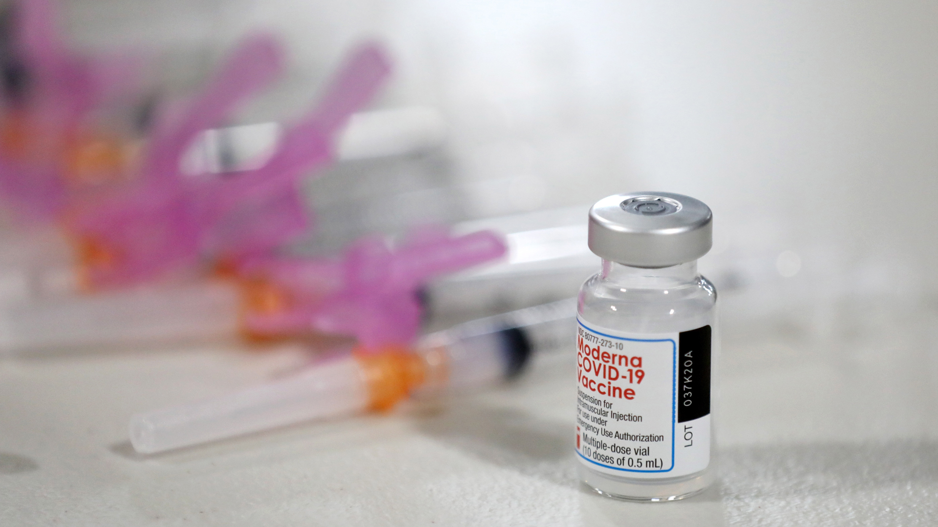 Respalda EMA uso de la vacuna contra COVID-19 de Moderna en Unión Europea - vacuna-de-moderna-y-jeringas-para-su-aplicacion
