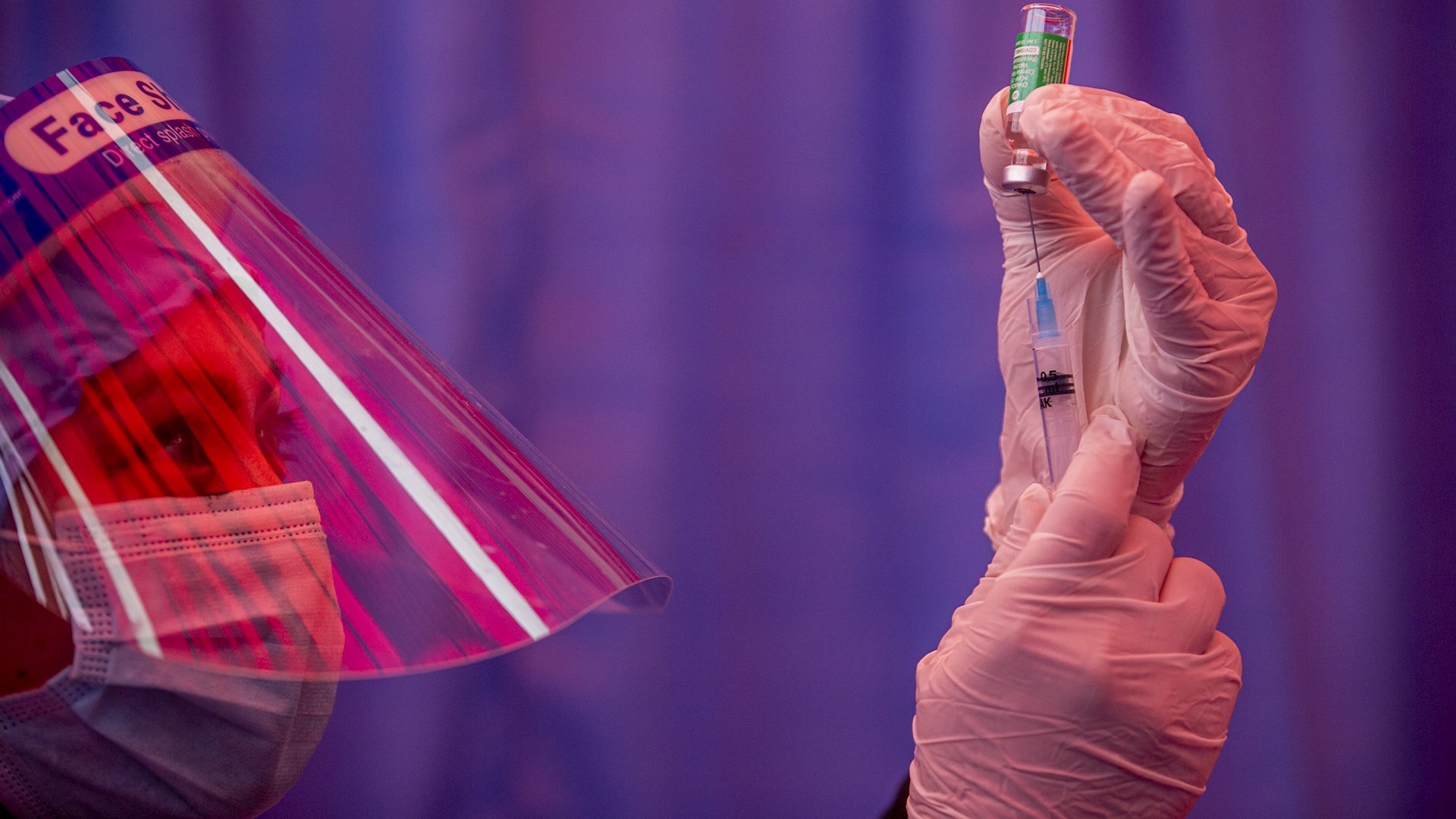 Europa aprueba la vacuna de AstraZeneca para mayores de 18 años