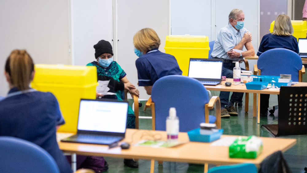 Reino Unido alcanza cinco millones de dosis administradas de la vacuna contra COVID-19