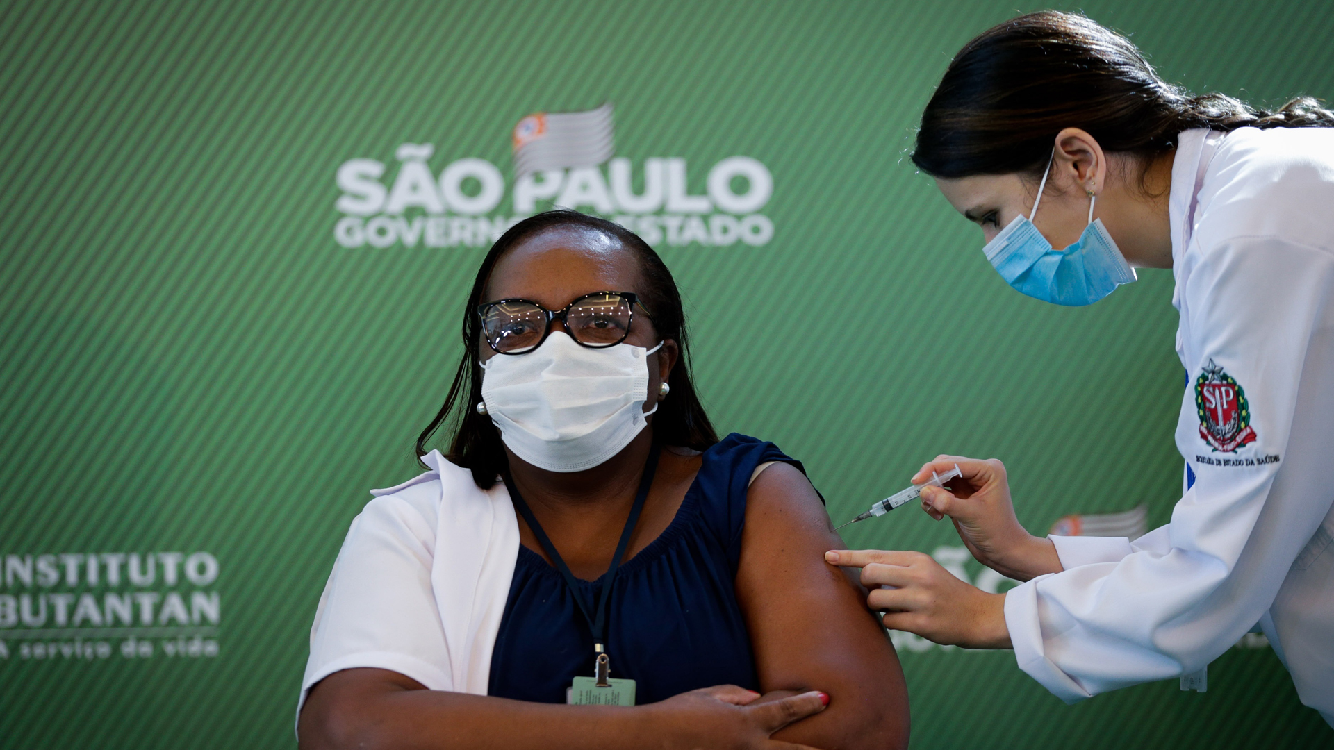 Brasil aplica la primera vacuna contra COVID-19 a una enfermera