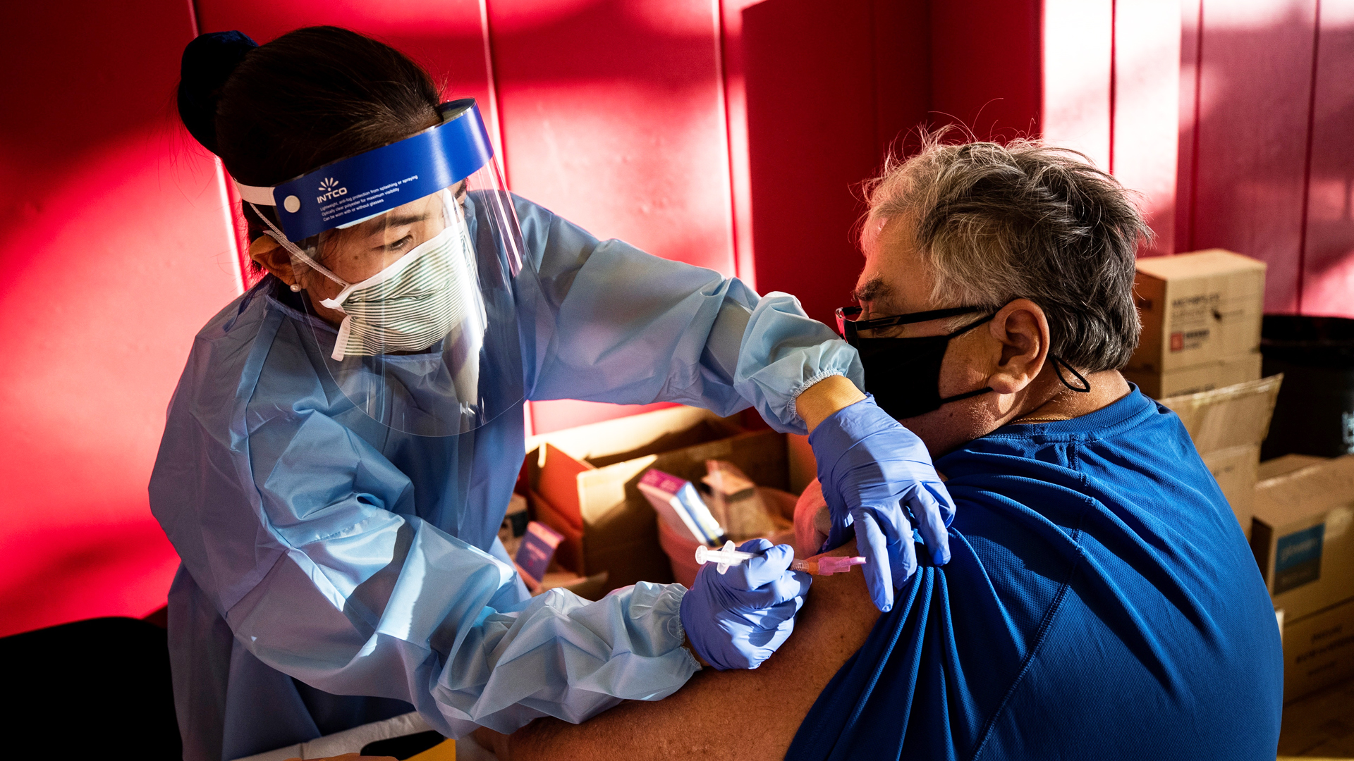 Seguridad Nacional de EE.UU. llama a indocumentados a vacunarse contra COVID-19