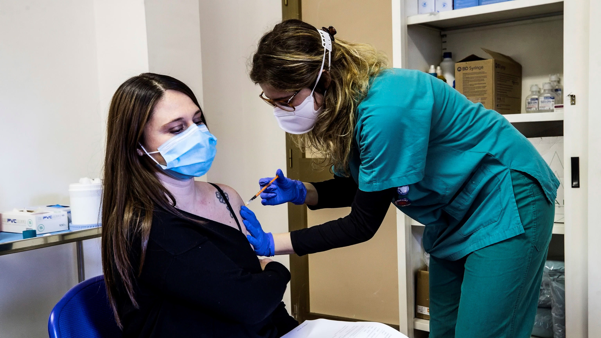 Italia emprenderá acciones legales contra AstraZeneca por reducir envío de vacunas contra COVID-19