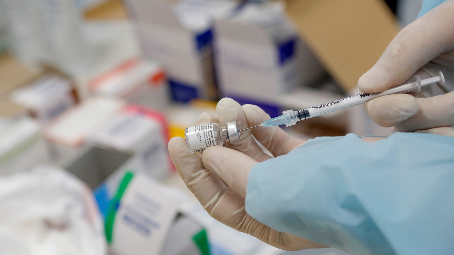 Vacunación contra COVID-19 tardará medio año en reducir casos diarios