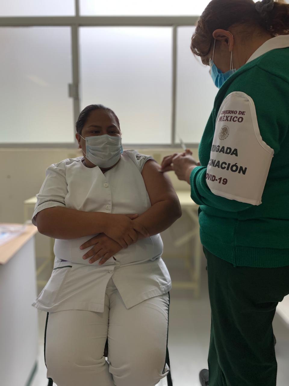 Inicia vacunación en todo el país a personal médico que atiende pandemia en primera línea, informa IMSS - vacunacion-hospital-rural-ocozocoautla-chiapas