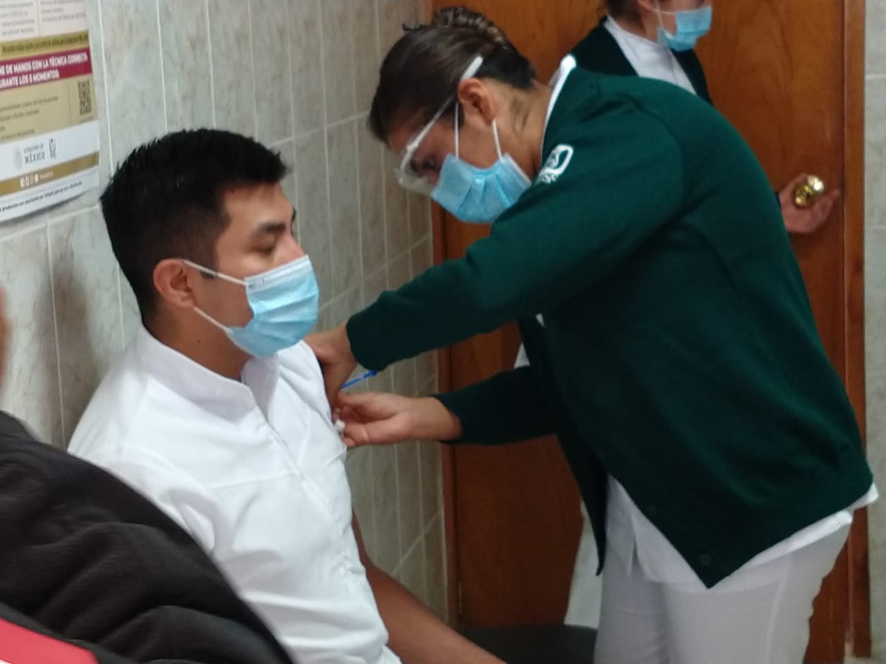 Inicia vacunación en todo el país a personal médico que atiende pandemia en primera línea, informa IMSS - vacunacion-hospital-rural-zongolica-veracruz