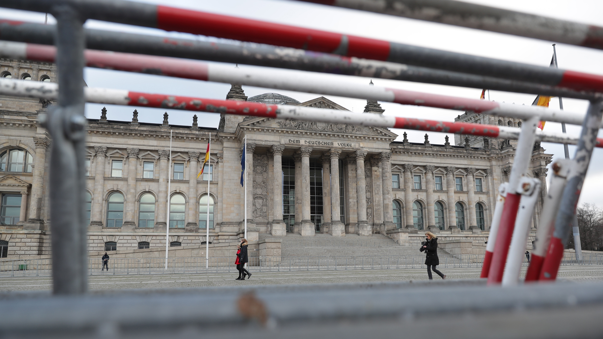 Alemania refuerza seguridad en Parlamento tras asalto al Capitolio de EE.UU. - vallas-de-proteccion-alrededor-del-parlamento-de-alemania