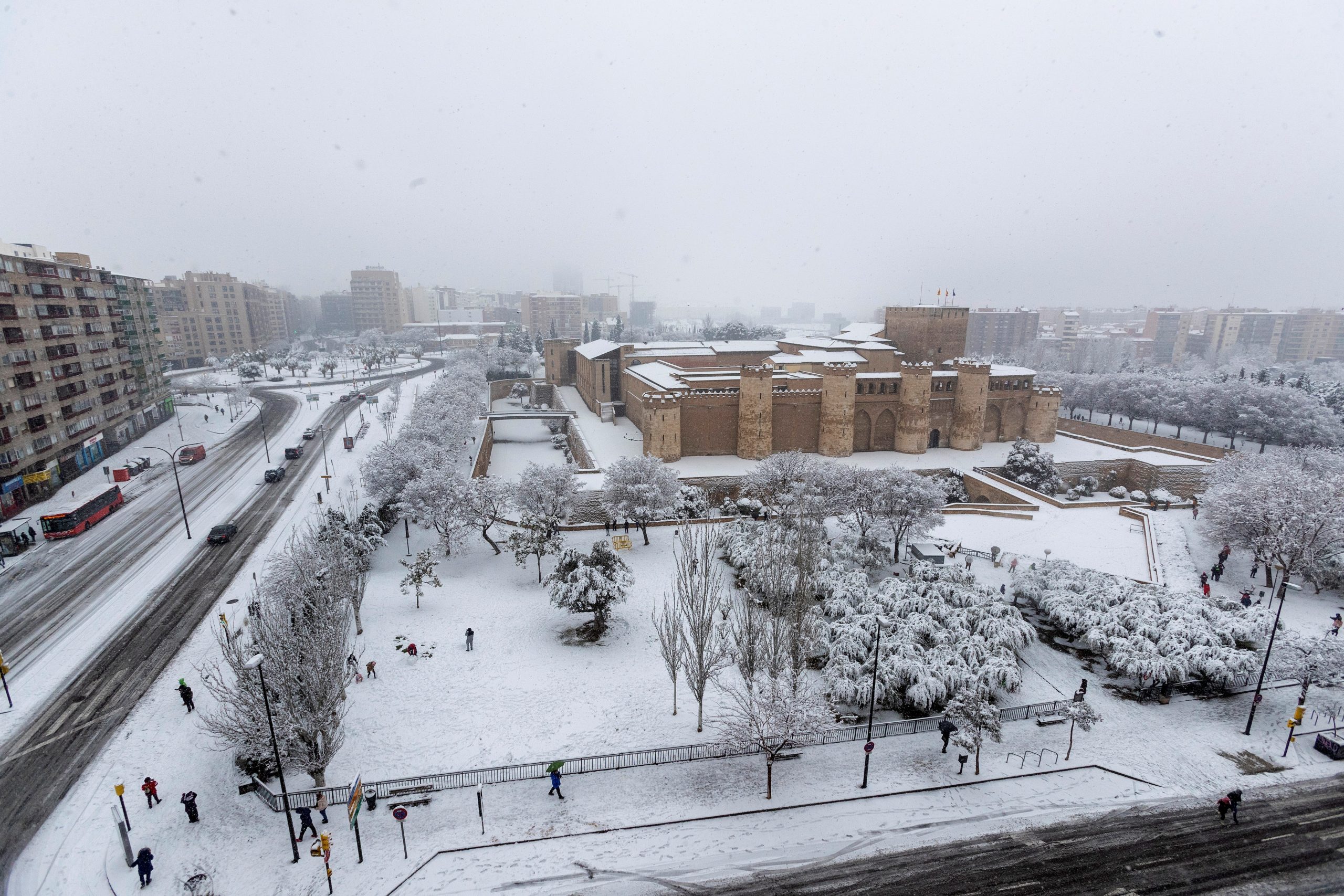 Reanuda Madrid tránsito ferroviario tras nevada de más de 30 horas - vista-aerea-de-zaragoza-espana-durante-tormenta-de-nieve-scaled