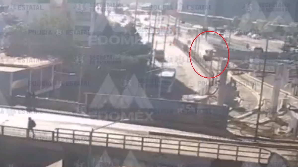 #Video Auto choca contra muro de contención y vuelca en Naucalpan