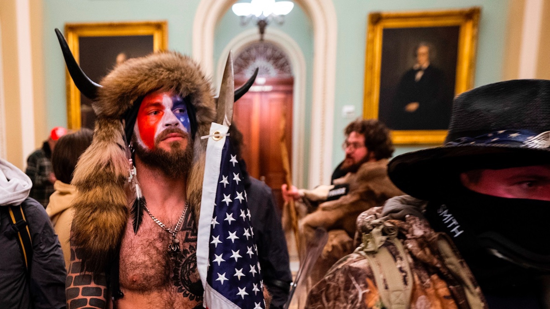 Detienen a ‘Yellowstone Wolf’ y a Adam Christian Johnson, quienes participaron en la toma del Capitolio
