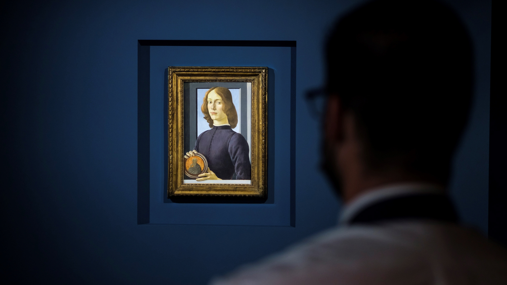 Cuadro de Botticelli alcanza los 92 millones de dólares en subasta - young-man-holding-a-roundel-de-botticelli